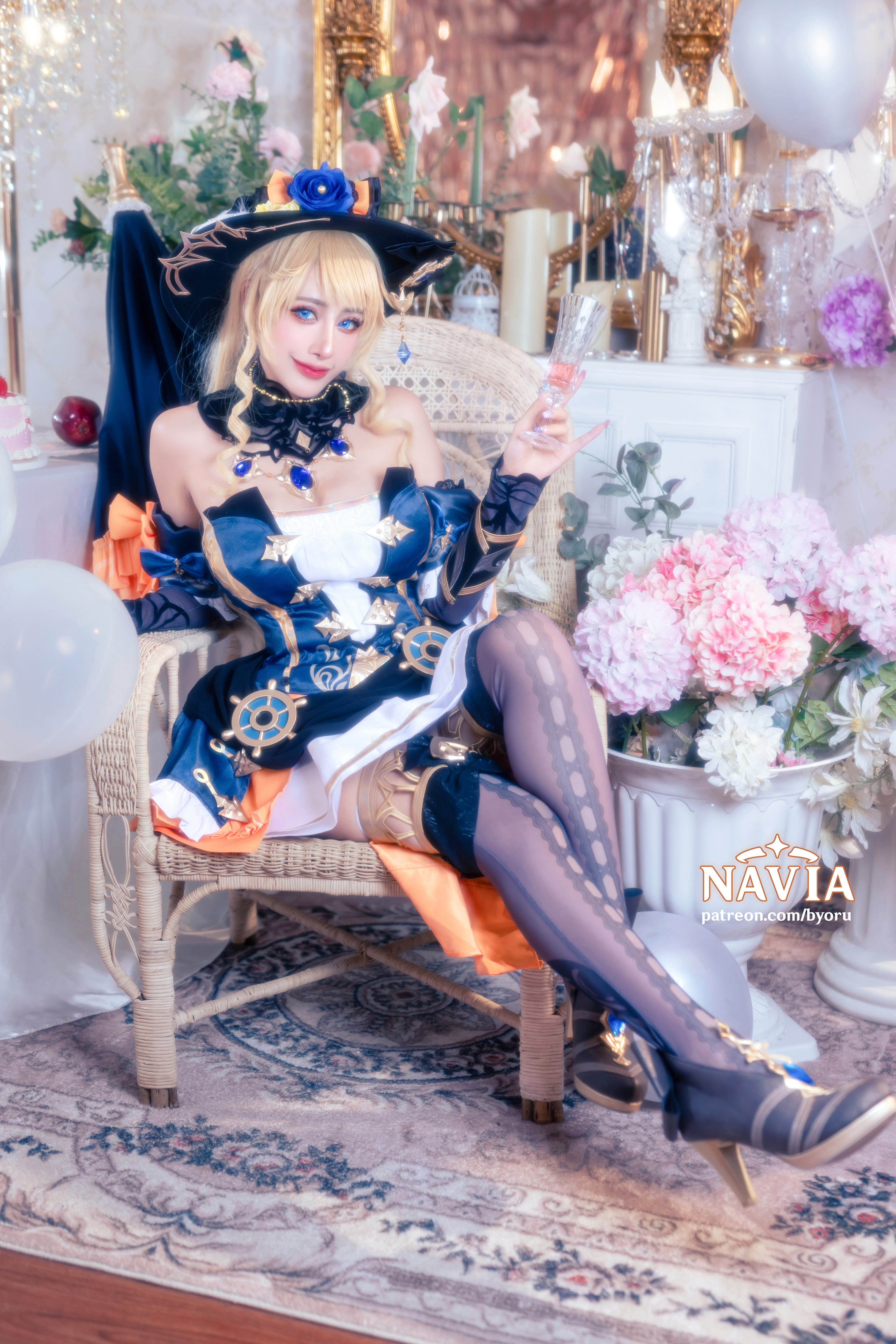 Соблазнительный и аппетитный cosplay Navia (Genshin Impact) by Byoru девушка показала все свои дырочки